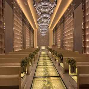 挙式場は照明が変化します。ドレスが美しく見える演出や星空の演出など様々。見学はマストだと感じました。