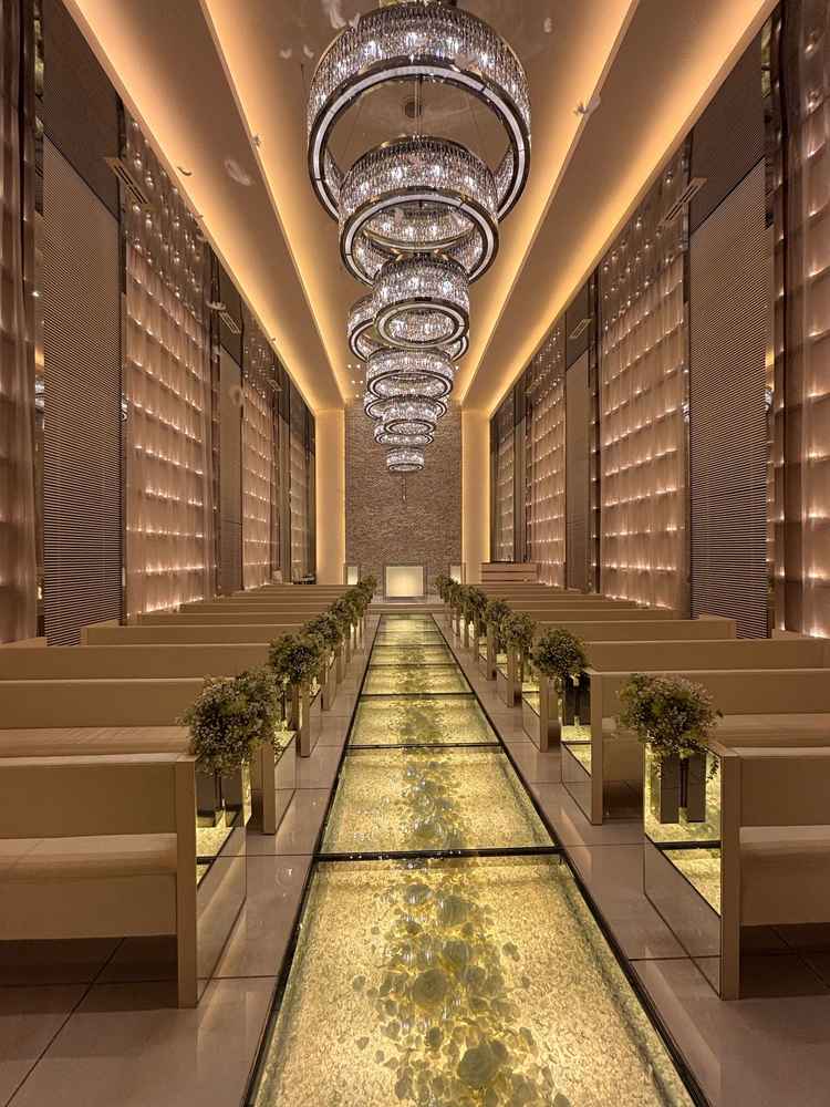 挙式場は照明が変化します。ドレスが美しく見える演出や星空の演出など様々。見学はマストだと感じました。