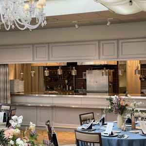 大きなオープンキッチン。リアルタイムの調理風景を見ながら式を進行出来るところが素敵。