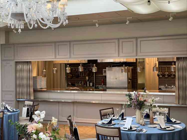 大きなオープンキッチン。リアルタイムの調理風景を見ながら式を進行出来るところが素敵。