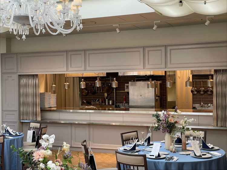 大きなオープンキッチン。リアルタイムの調理風景を見ながら式を進行出来るところが素敵。