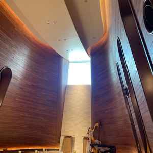 木目調の落ち着いたチャペル