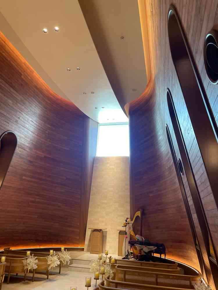 木目調の落ち着いたチャペル