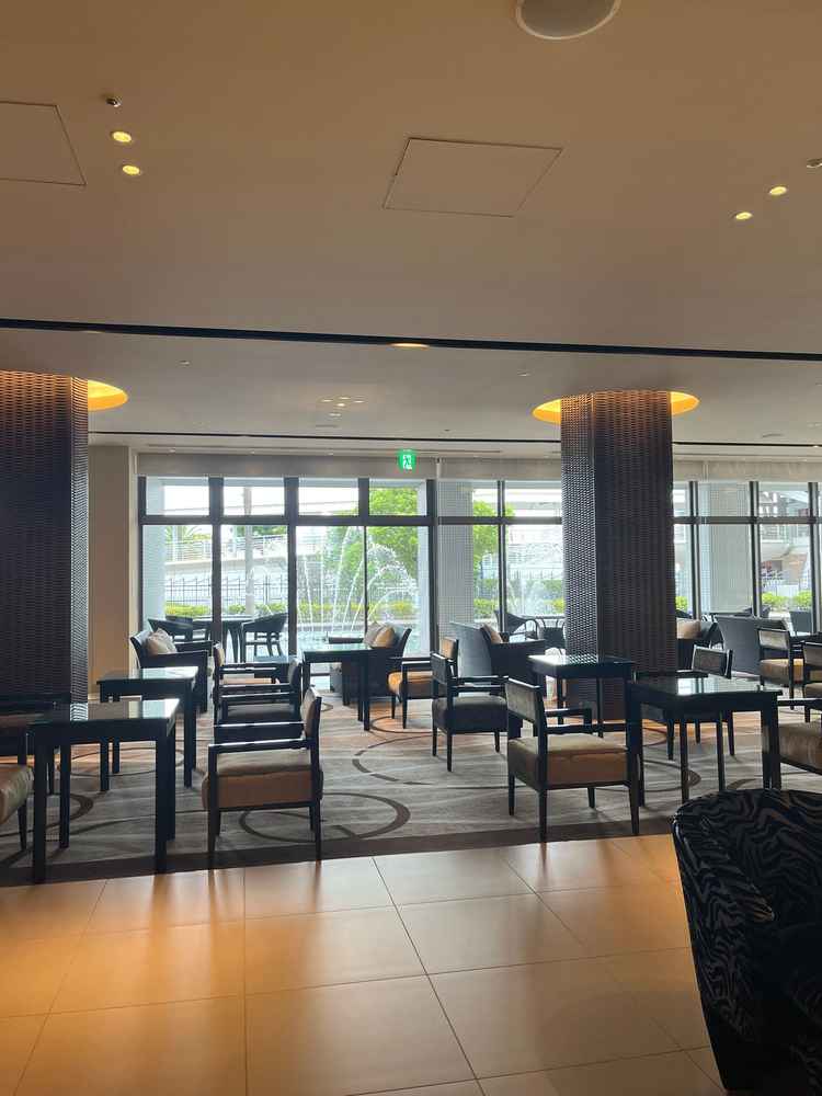 ロビーの待合室の写真。落ち着いた雰囲気で、ゲストがくつろげる想像ができました。