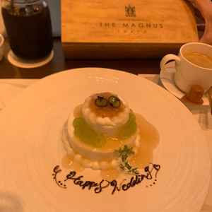 ウェディングケーキのサンプルとして、ミニケーキへのポーションがけを体験させていただきました。