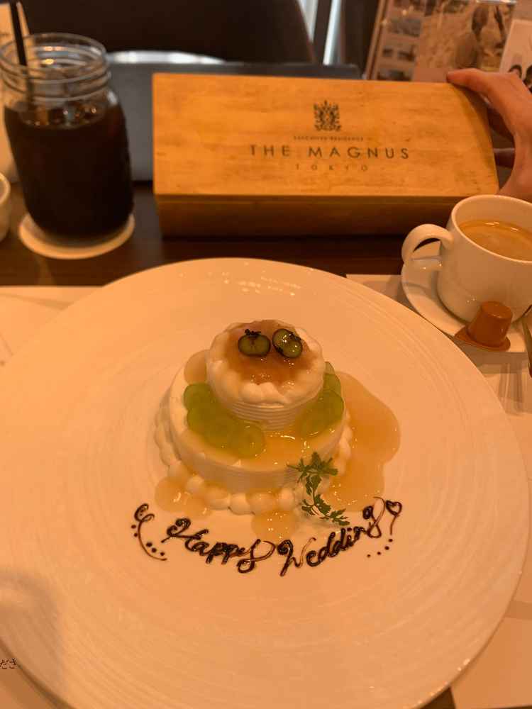 ウェディングケーキのサンプルとして、ミニケーキへのポーションがけを体験させていただきました。