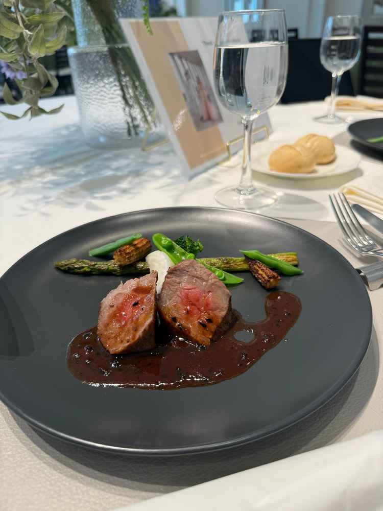 試食会の様子です。メインプレートであるお肉の料理を試食することができました