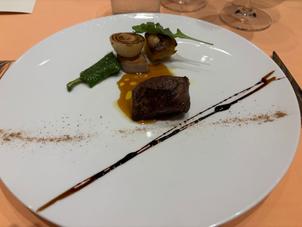 試食（黒毛和牛の炭火焼ポルチーニ茸のソテージャガイモのグラティナート燻製の香りを纏わせ）