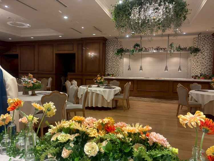 オープンキッチンがありゲストの方にも楽しんでいただけるような披露宴会場でした。