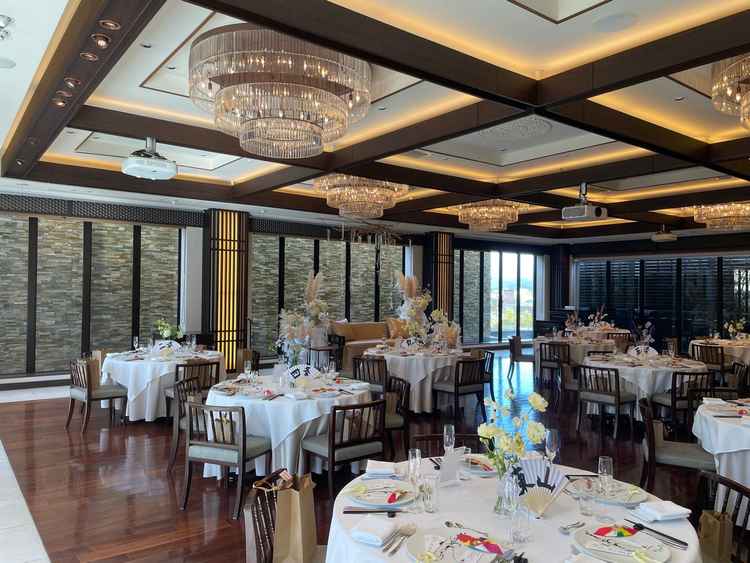 一階の披露宴会場。2階よりも広いため開放的。庭の方に出られたり、窓から五重塔が見える。