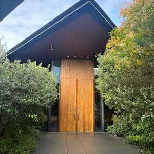 写真よりも素晴らしいチャペルの入り口。高い建物がないから青空が広がって開放的で静か。