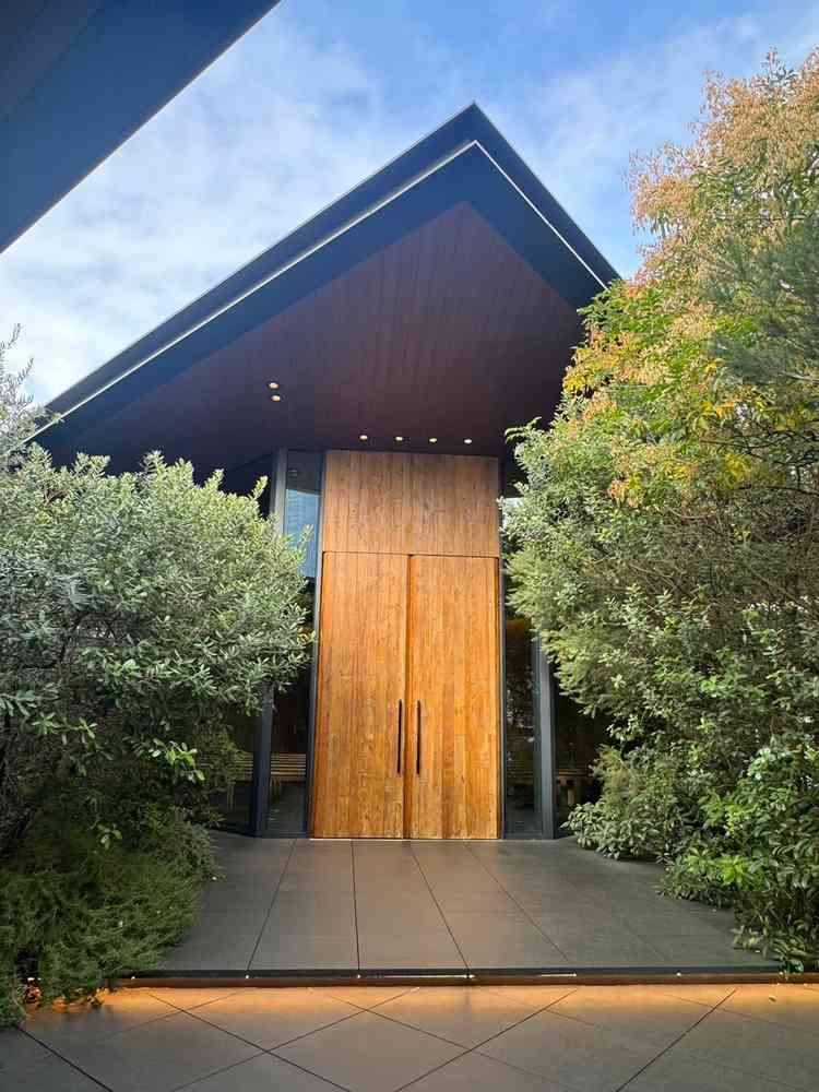 写真よりも素晴らしいチャペルの入り口。高い建物がないから青空が広がって開放的で静か。