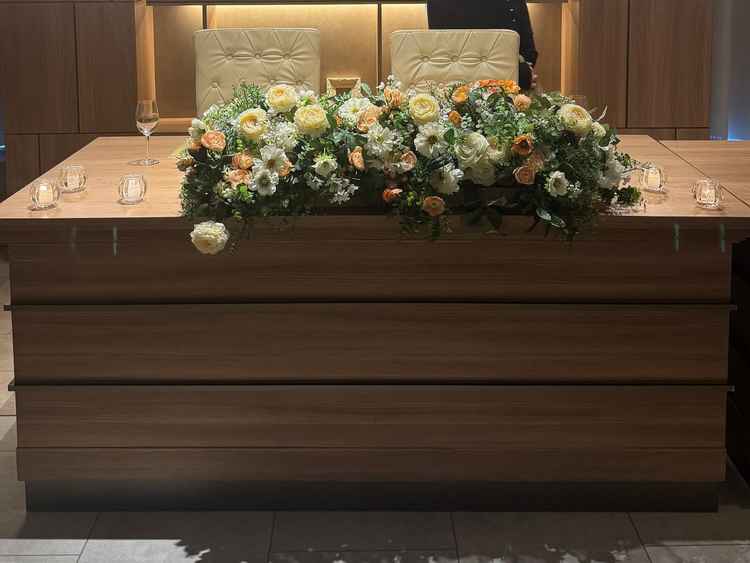 披露宴会場の雰囲気がよく、結婚式のイメージが湧きました。木目調のテーブルが温かみがありました。