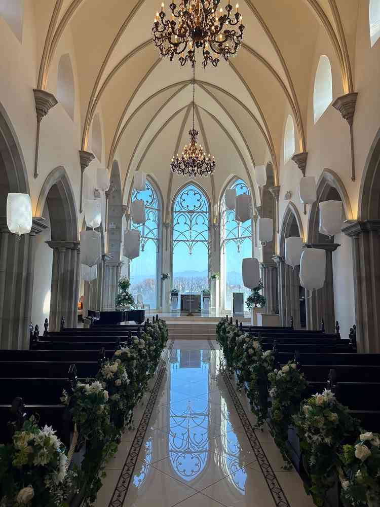 天井が高く、窓も大きかったので、自然光がたくさん入り、明るいチャペルでした。