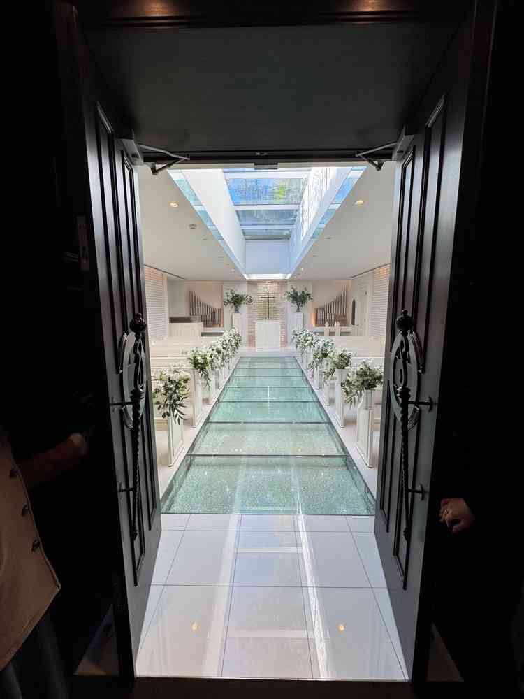 挙式会場の入り口を開けてもらった立ち位置からの写真です。