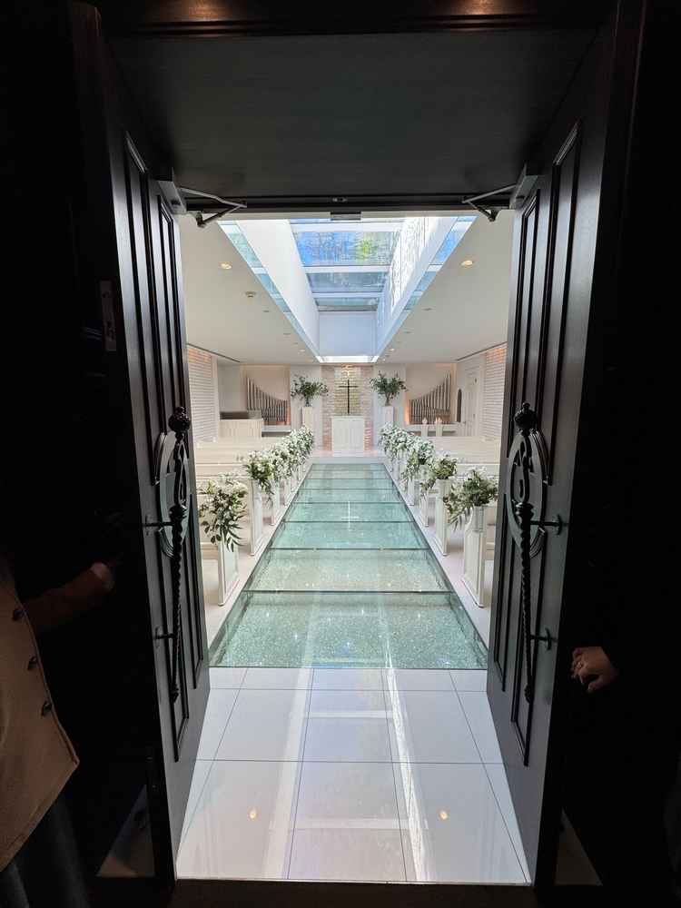 挙式会場の入り口を開けてもらった立ち位置からの写真です。