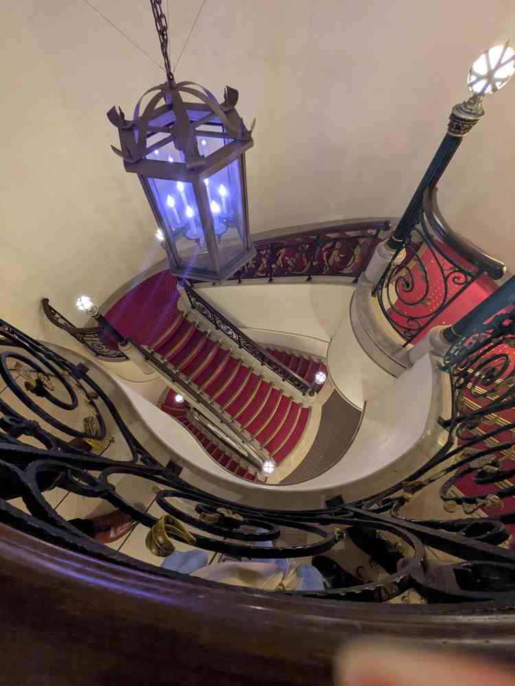 チャペルに向かうまでの階段。ここで写真を撮りたいなと思いました。