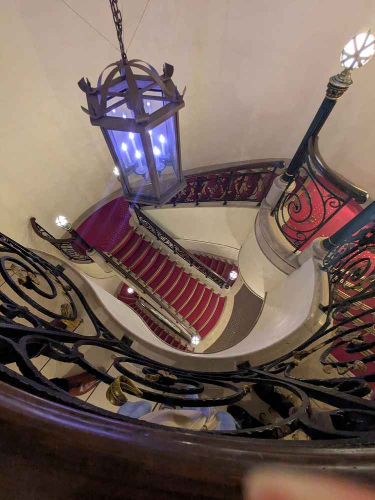 チャペルに向かうまでの階段。ここで写真を撮りたいなと思いました。