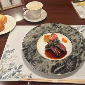 試食させていただいた料理です。お肉が柔らかく、パンももちもちで美味しかったです。