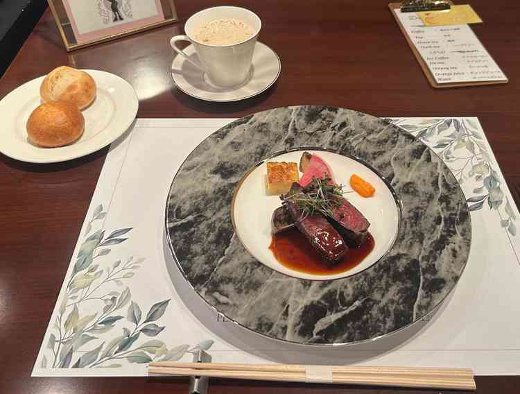 試食させていただいた料理です。お肉が柔らかく、パンももちもちで美味しかったです。