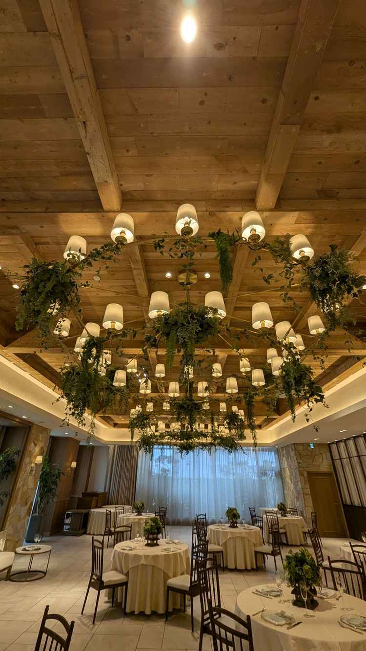 披露宴会場の天井がとてもかっこいい。アレンジ不要な点が良い。