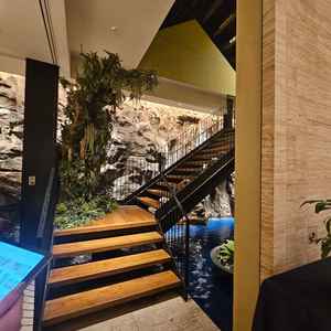 地下の披露宴会場は滝があったり階段があったりと写真には困らなさそう