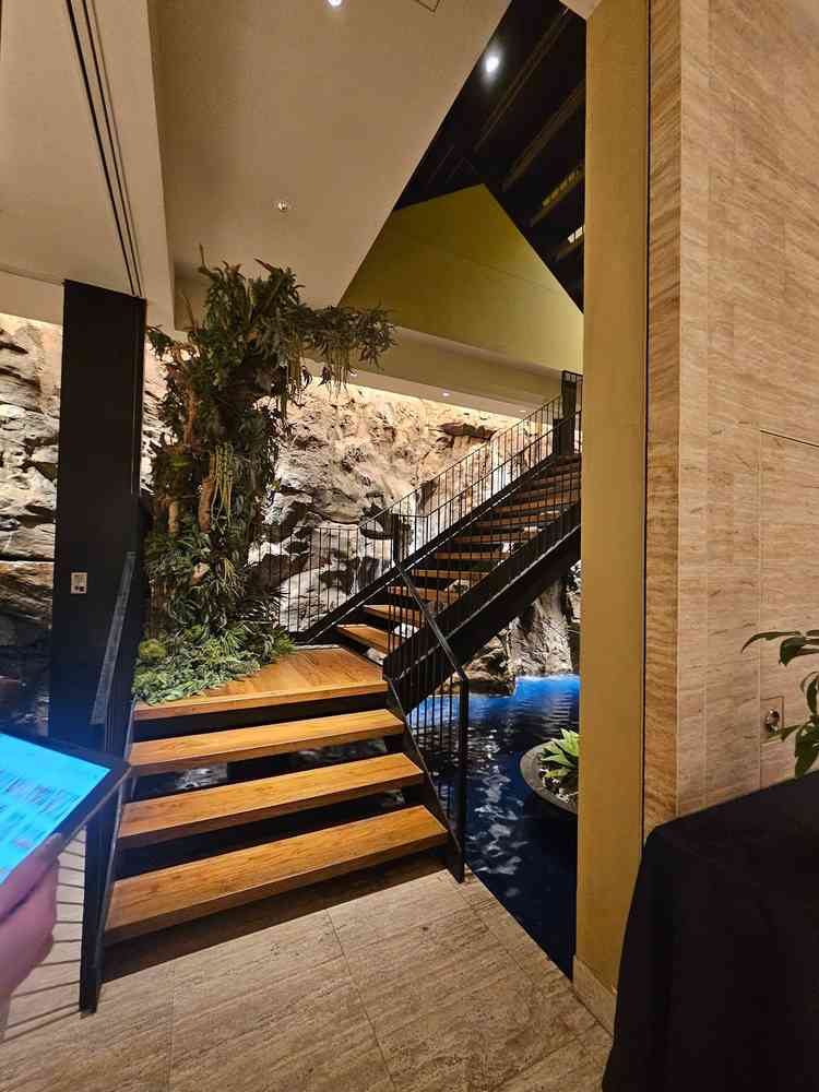 地下の披露宴会場は滝があったり階段があったりと写真には困らなさそう