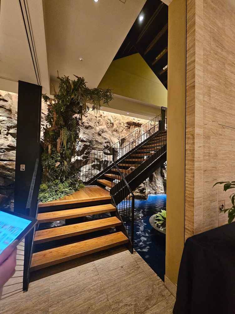 地下の披露宴会場は滝があったり階段があったりと写真には困らなさそう