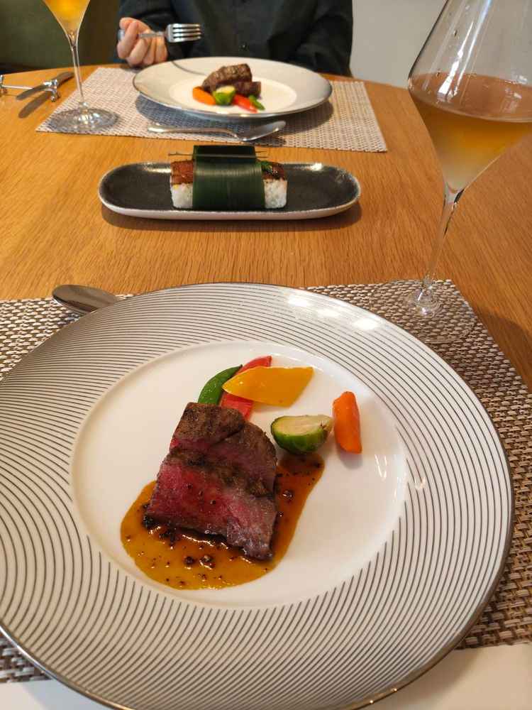 メインの牛肉。とろけるような食感。