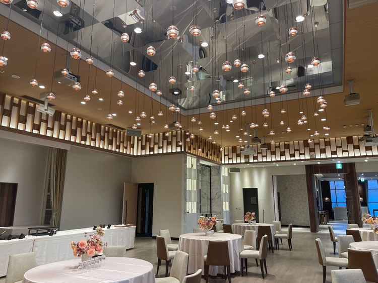 50名程度の3枚目の写真よりは広めの会場。ナチュラルな印象の内装。天井のライトが可愛らしい。