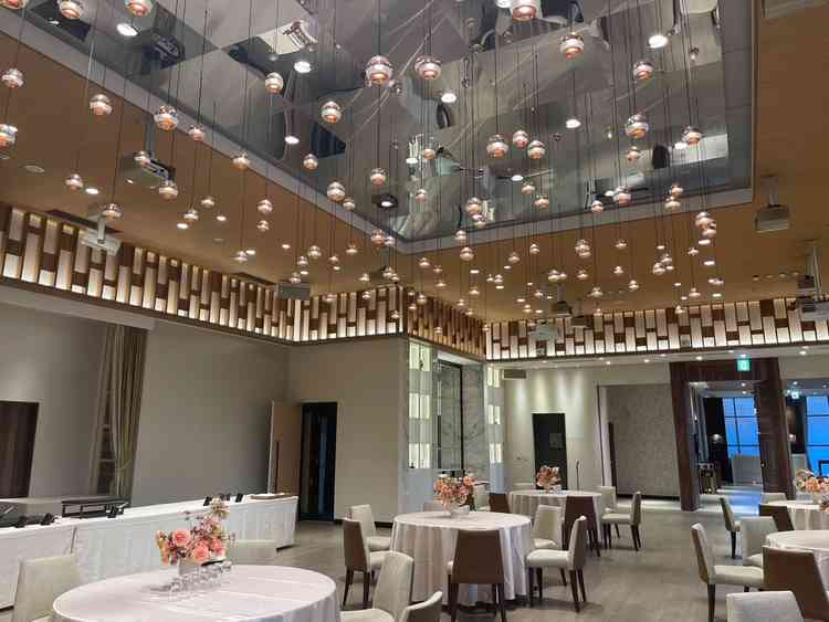 50名程度の3枚目の写真よりは広めの会場。ナチュラルな印象の内装。天井のライトが可愛らしい。