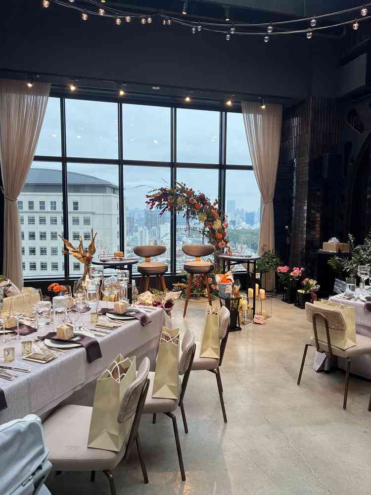 雨の日でも明るい披露宴会場。1番上のフロアにありました。