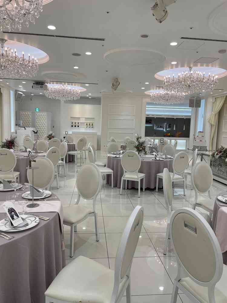 中くらいの会場です。全面真っ白でドレスが映えそうです。