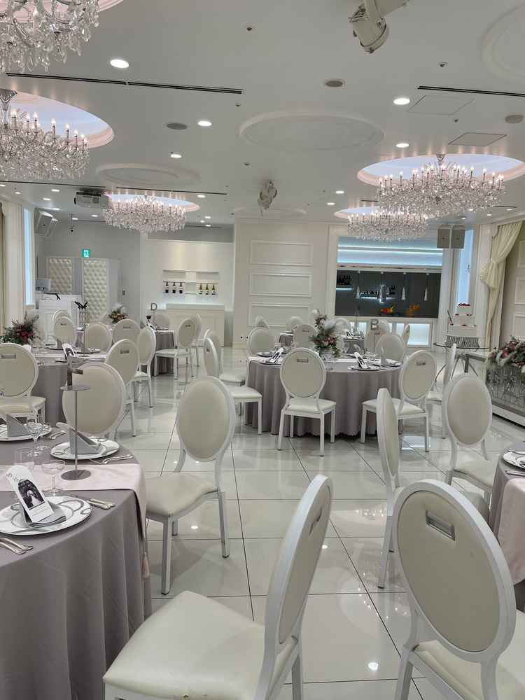 中くらいの会場です。全面真っ白でドレスが映えそうです。