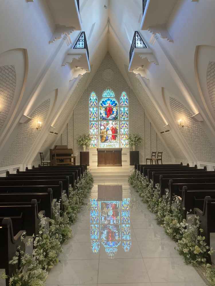 白を基調としたチャペル。バージンロードに移るステンドグラスも綺麗でした。