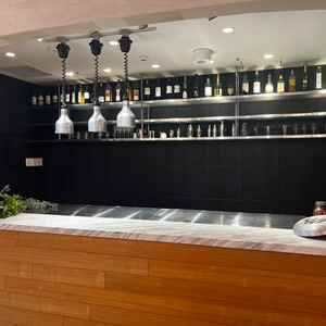 新郎新婦が中に入れるカウンターが素敵でした。過去には餃子を作った方のお話等も面白いなと思いました！