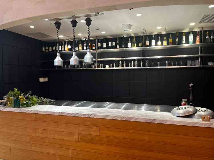 新郎新婦が中に入れるカウンターが素敵でした。過去には餃子を作った方のお話等も面白いなと思いました！