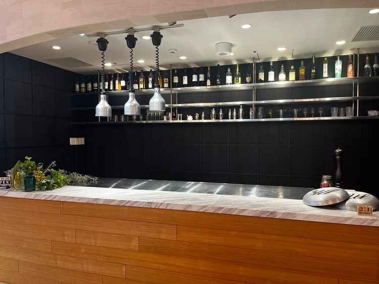 新郎新婦が中に入れるカウンターが素敵でした。過去には餃子を作った方のお話等も面白いなと思いました！