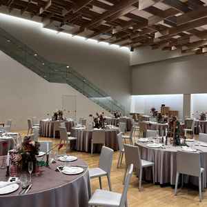 披露宴会場の写真。天井の勾配が特徴的で、写真で見るよりも広く感じた。