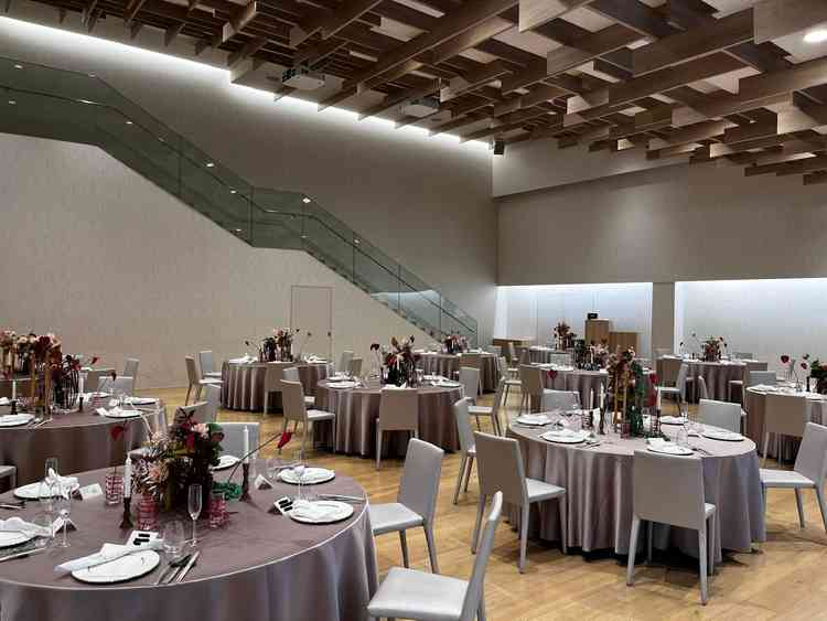 披露宴会場の写真。天井の勾配が特徴的で、写真で見るよりも広く感じた。