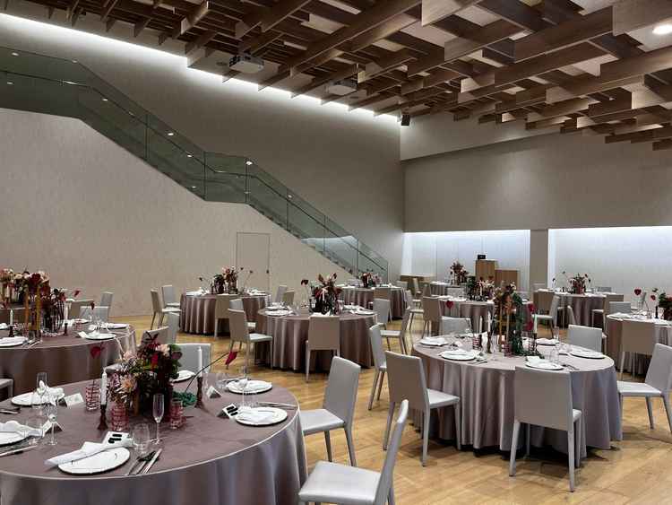 披露宴会場の写真。天井の勾配が特徴的で、写真で見るよりも広く感じた。