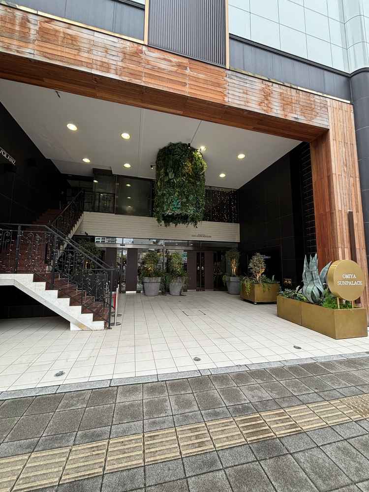 外観です。建物は駅近でアクセスは抜群ですが、周りは人通りが多く少し落ち着かない感じがしました。