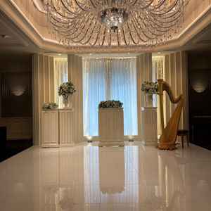 壇上上がってみるとシャンデリアの大きさにびっくり、ゲストが写真を撮る時に自然と背景に映るとのこと