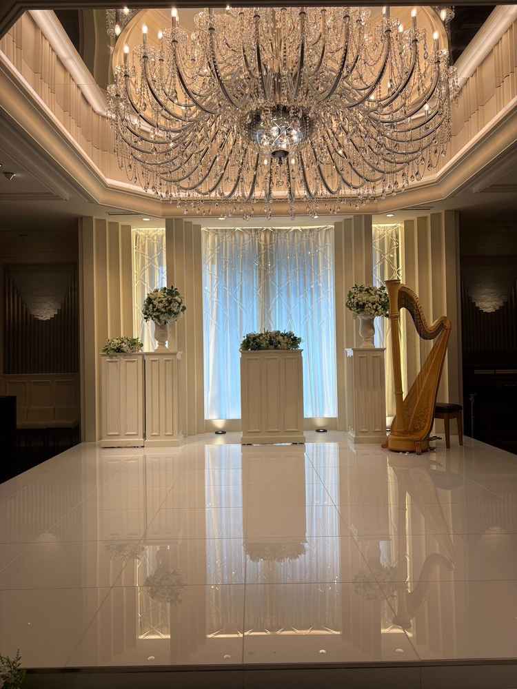 壇上上がってみるとシャンデリアの大きさにびっくり、ゲストが写真を撮る時に自然と背景に映るとのこと