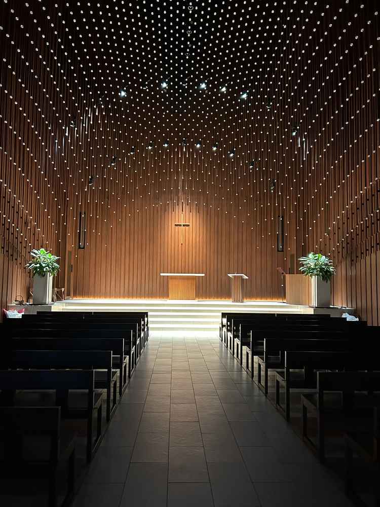 チャペルがシチュエーションによってLEDライトが光る量やスポットが変わり、かっこよくて感動した