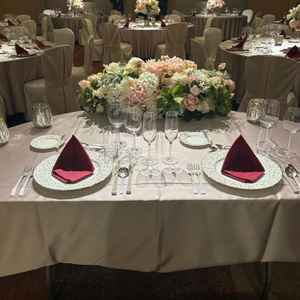 テーブルコーディネートは、テーブルクロスやチェアカバーの色を豊富な種類の中から選べるとのこと。