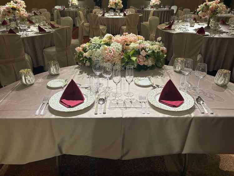 テーブルコーディネートは、テーブルクロスやチェアカバーの色を豊富な種類の中から選べるとのこと。