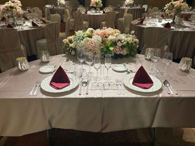 テーブルコーディネートは、テーブルクロスやチェアカバーの色を豊富な種類の中から選べるとのこと。