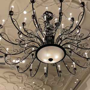 大きなシャンデリアがいくつもある披露宴会場は、ゴージャスでお姫様のような雰囲気。大きな階段も魅力