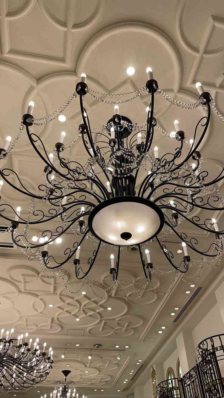 大きなシャンデリアがいくつもある披露宴会場は、ゴージャスでお姫様のような雰囲気。大きな階段も魅力